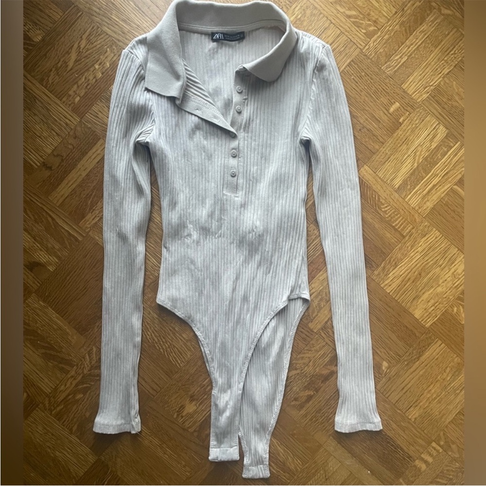 Zara Cream and gray Ribbed Button-Up bodysuit Top